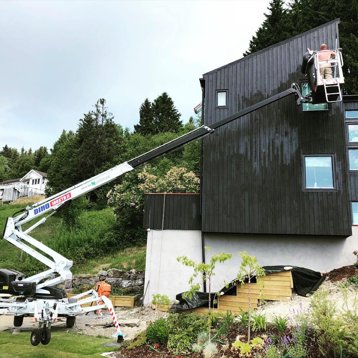 Tilhengerlift brukt til maling av hus