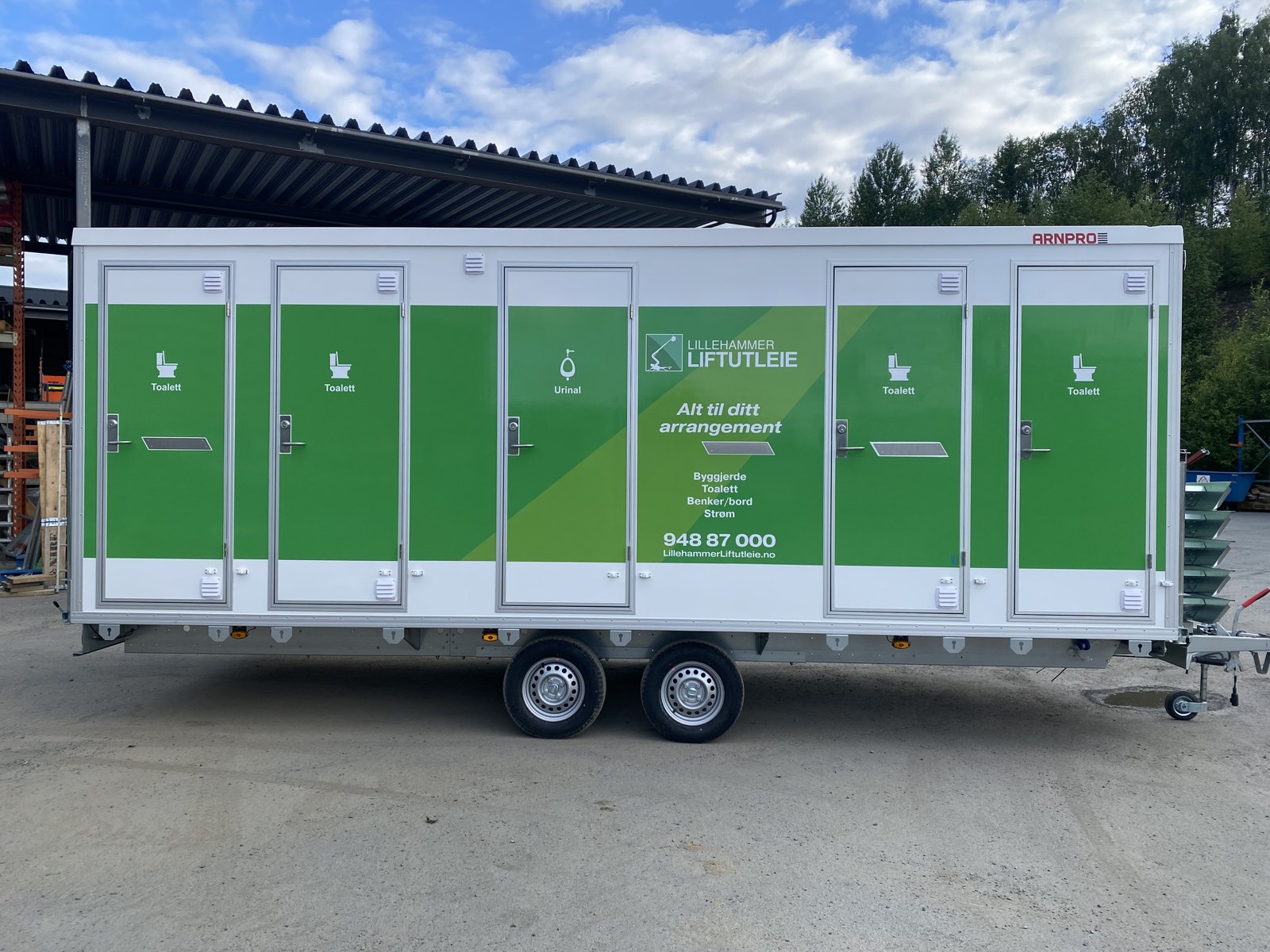 Arnpro toalettvogn fra Lillehammer Liftutleie med fire toaletter og urinal